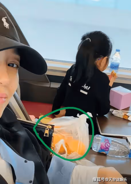 朱丹帶一兒一女坐高鐵,塑料袋裝橘子,3歲兒子吃2元餅乾太省錢