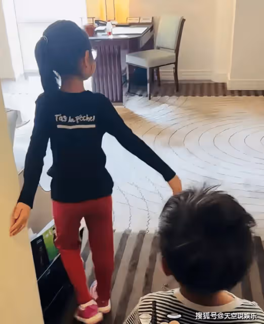 朱丹帶一兒一女坐高鐵,塑料袋裝橘子,3歲兒子吃2元餅乾太省錢