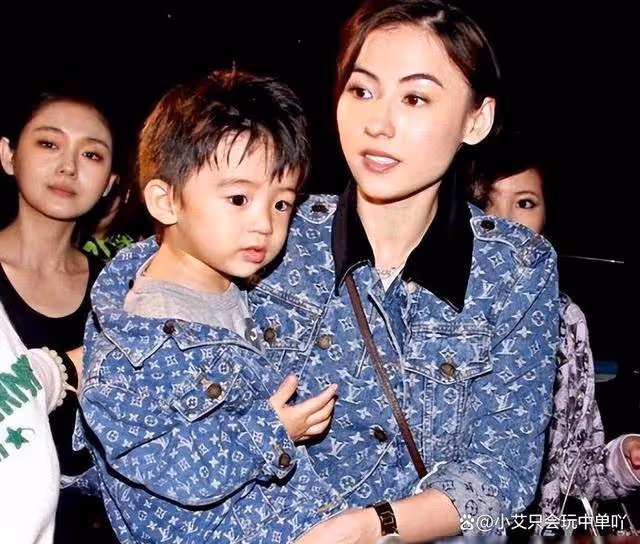 張柏芝大兒子私生活混亂?戀上46歲女教練,一起出行買生活用品