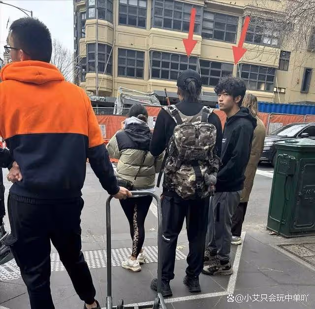 張柏芝大兒子私生活混亂?戀上46歲女教練,一起出行買生活用品