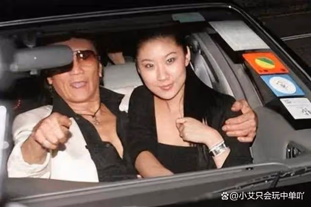 張柏芝大兒子私生活混亂?戀上46歲女教練,一起出行買生活用品