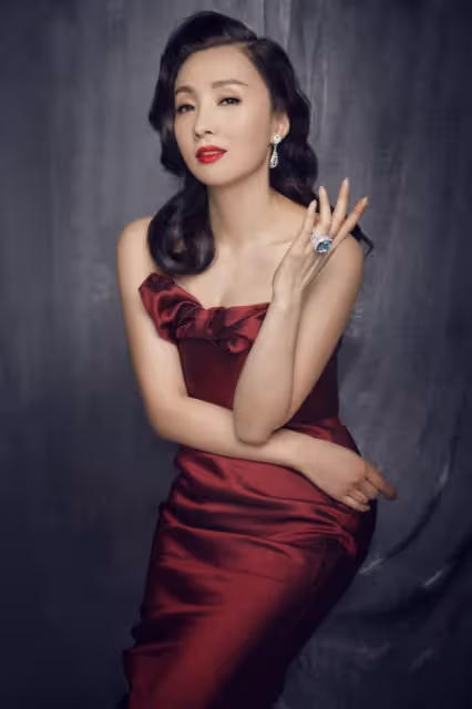 《黃雀在後》52歲陶虹風韻猶存!膚白貌美大長腿性感妖嬈