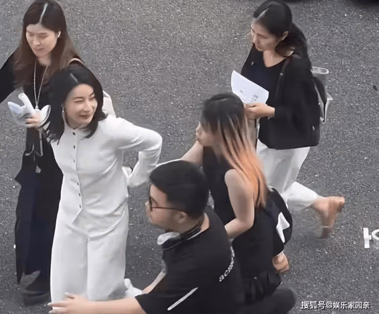 霍震霆帶家人回老家掃墓,三代人罕見同框!郭晶晶素顏穩居C位!