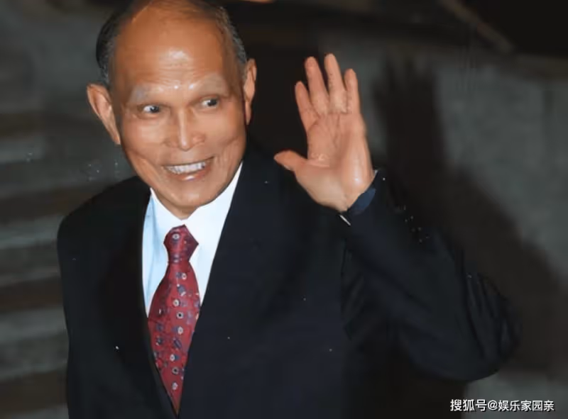 霍震霆帶家人回老家掃墓,三代人罕見同框!郭晶晶素顏穩居C位!
