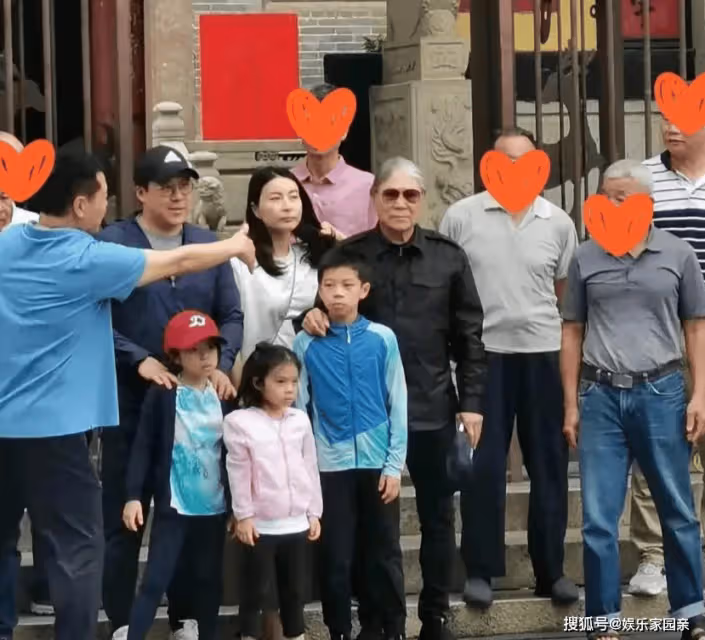 霍震霆帶家人回老家掃墓,三代人罕見同框!郭晶晶素顏穩居C位!