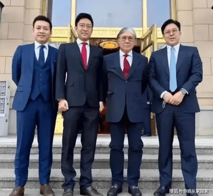 霍震霆帶家人回老家掃墓,三代人罕見同框!郭晶晶素顏穩居C位!