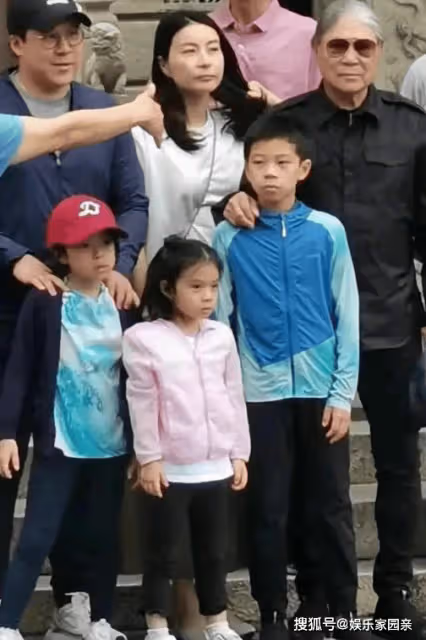 霍震霆帶家人回老家掃墓,三代人罕見同框!郭晶晶素顏穩居C位!