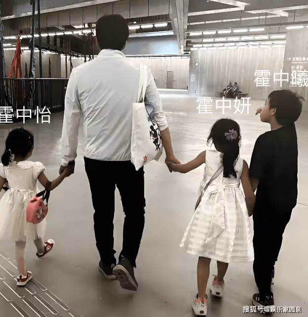 霍震霆帶家人回老家掃墓,三代人罕見同框!郭晶晶素顏穩居C位!