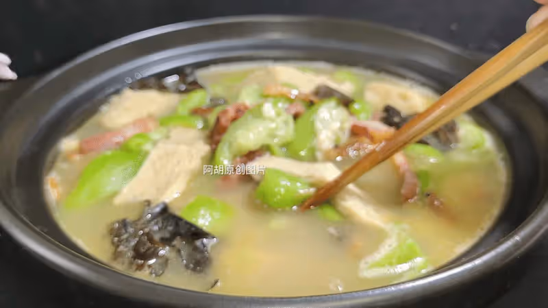 這菜2塊錢一根,卻全身是寶!春天「搶鮮」燉一鍋,高鉀好營養,滿口多汁下飯