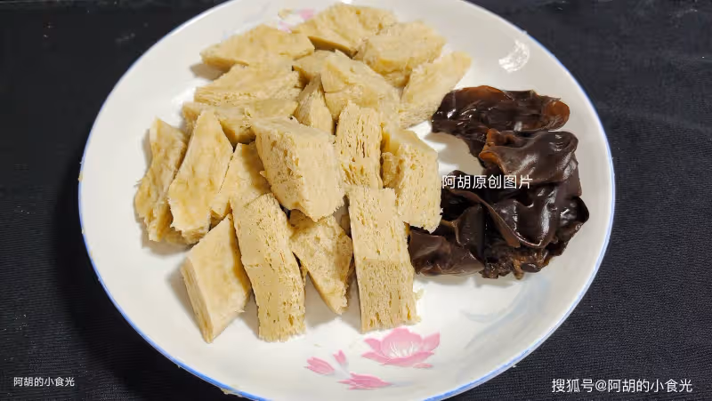 這菜2塊錢一根,卻全身是寶!春天「搶鮮」燉一鍋,高鉀好營養,滿口多汁下飯