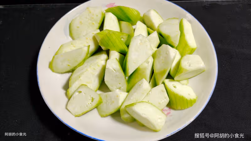 這菜2塊錢一根,卻全身是寶!春天「搶鮮」燉一鍋,高鉀好營養,滿口多汁下飯