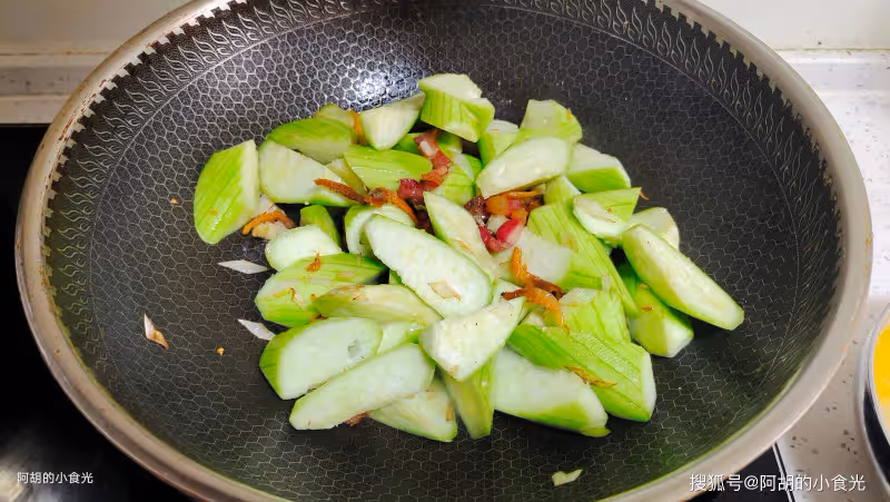 這菜2塊錢一根,卻全身是寶!春天「搶鮮」燉一鍋,高鉀好營養,滿口多汁下飯