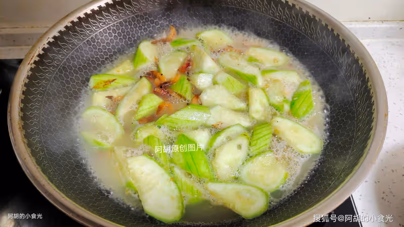 這菜2塊錢一根,卻全身是寶!春天「搶鮮」燉一鍋,高鉀好營養,滿口多汁下飯