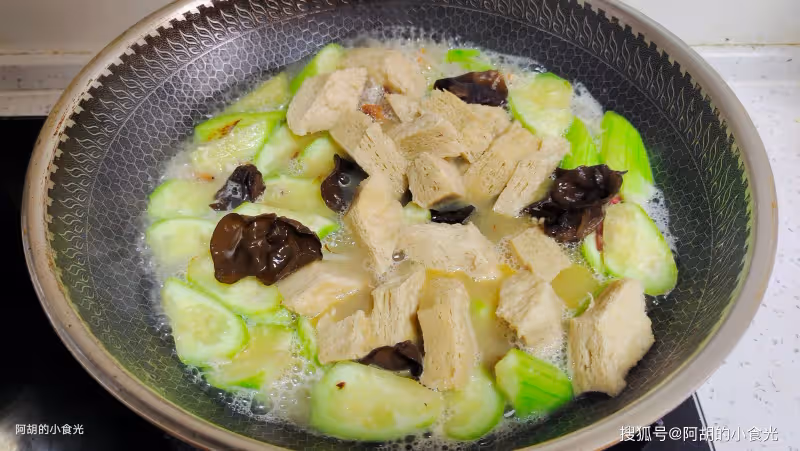 這菜2塊錢一根,卻全身是寶!春天「搶鮮」燉一鍋,高鉀好營養,滿口多汁下飯