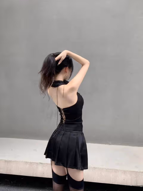 小黑裙性感出擊!火辣黑絲加持,高跟鞋誘惑難擋!