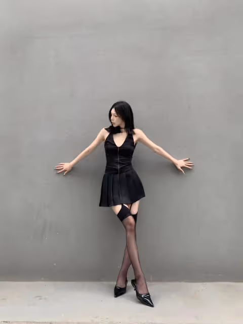 小黑裙性感出擊!火辣黑絲加持,高跟鞋誘惑難擋!