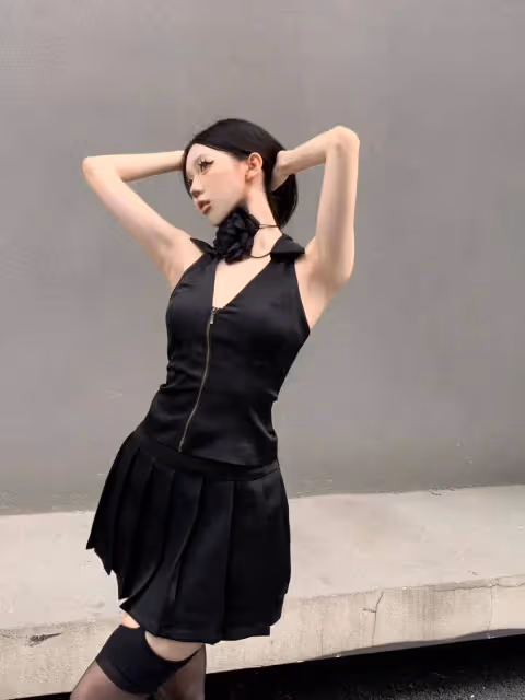 小黑裙性感出擊!火辣黑絲加持,高跟鞋誘惑難擋!