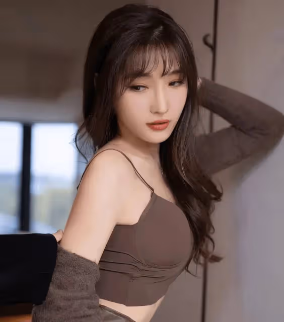 黑色絲襪勾勒修長美腿,曲線魅惑,迷人姿態令人心馳神往,無法自拔!
