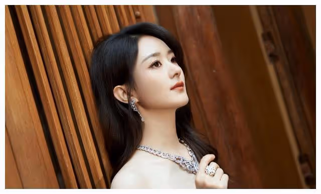 趙麗穎最新抹胸裙美照曝光,撩人身姿婀娜,驚艷全場