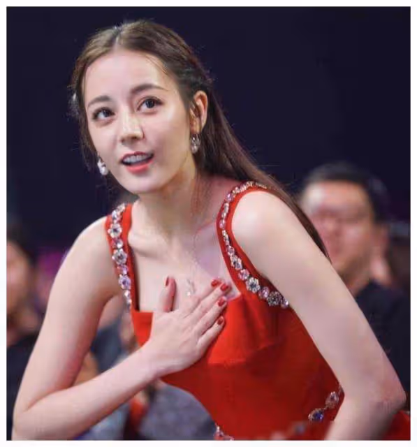 迪麗熱巴:走走停停,生活真實一瞥,你看懂她了嗎?