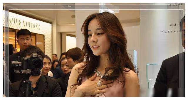 迪麗熱巴:走走停停,生活真實一瞥,你看懂她了嗎?