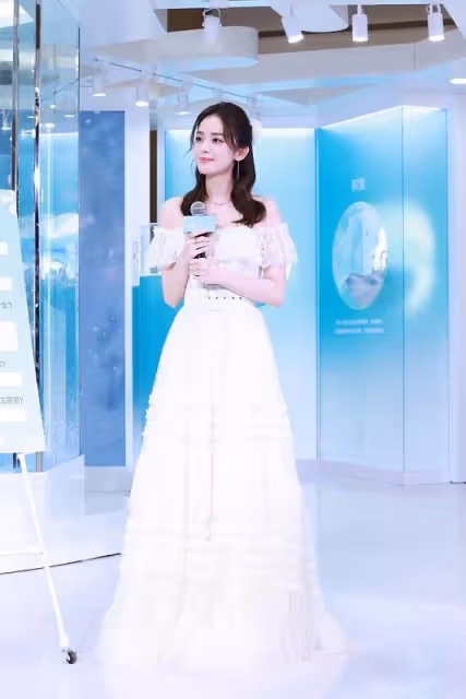 「濃顏美女」古力娜扎演繹清純風，身穿網紗裙，看起來乾淨又清爽