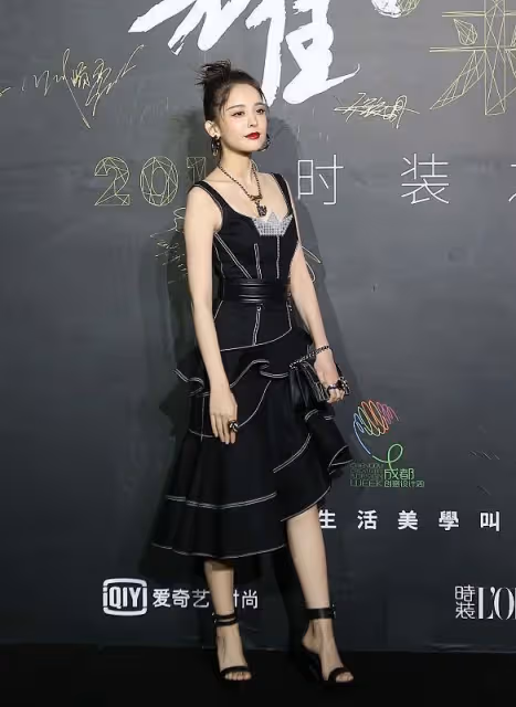 「濃顏美女」古力娜扎演繹清純風,身穿網紗裙,看起來乾淨又清爽