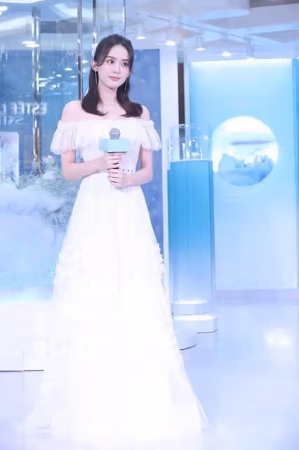 「濃顏美女」古力娜扎演繹清純風,身穿網紗裙,看起來乾淨又清爽