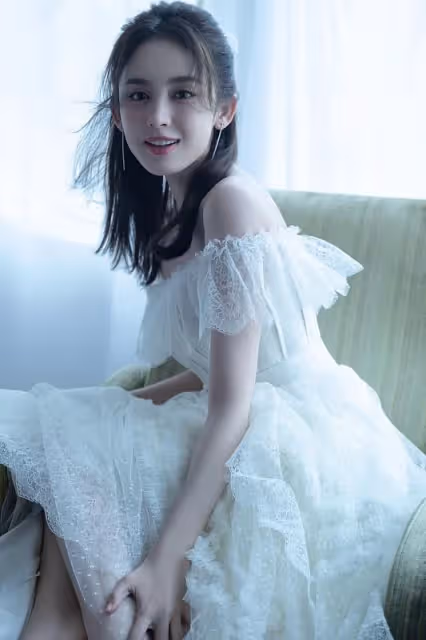 「濃顏美女」古力娜扎演繹清純風,身穿網紗裙,看起來乾淨又清爽