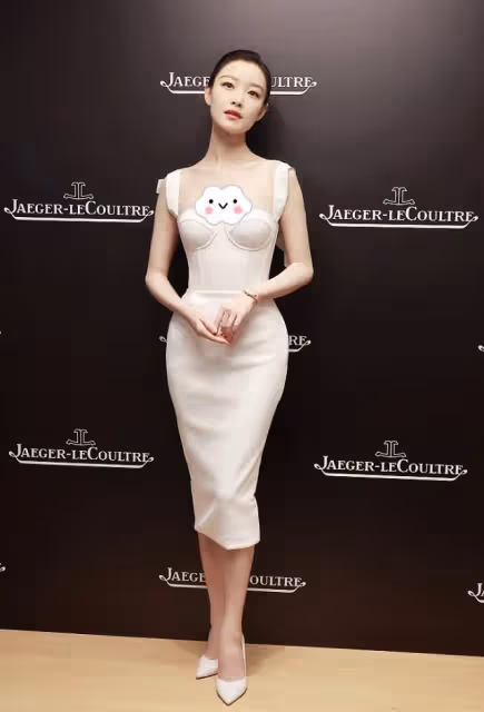 倪妮好有氣質感,簡約穿搭顯身材,真是身高腿長又貌美