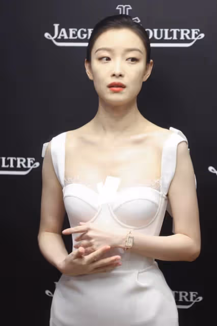 倪妮好有氣質感,簡約穿搭顯身材,真是身高腿長又貌美