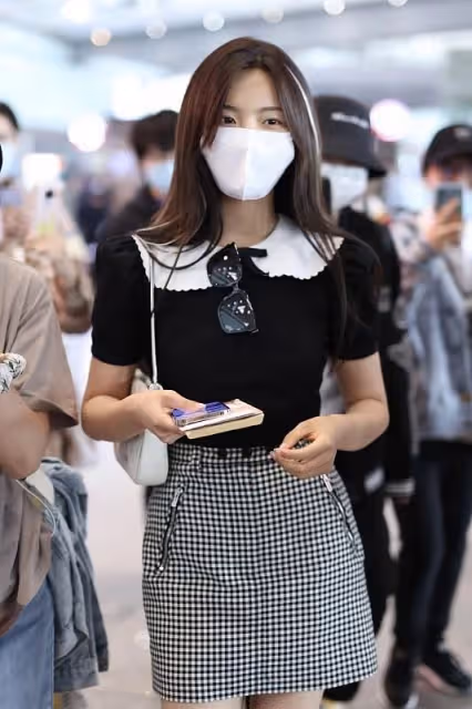 「人間錦鯉」楊超越挺漂亮,身穿牛仔拼接外套,看起來又甜又酷