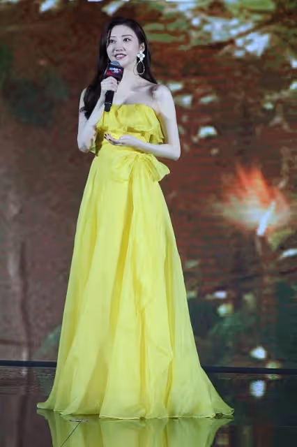 景甜真是"美如花"，身穿嫩黃色禮服，荷葉邊設計好顯甜美