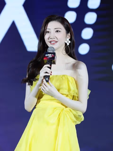 景甜真是"美如花"，身穿嫩黃色禮服，荷葉邊設計好顯甜美