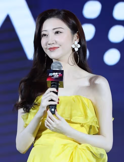 景甜真是"美如花"，身穿嫩黃色禮服，荷葉邊設計好顯甜美