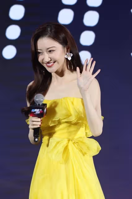 景甜真是"美如花"，身穿嫩黃色禮服，荷葉邊設計好顯甜美