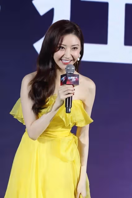景甜真是"美如花",身穿嫩黃色禮服,荷葉邊設計好顯甜美