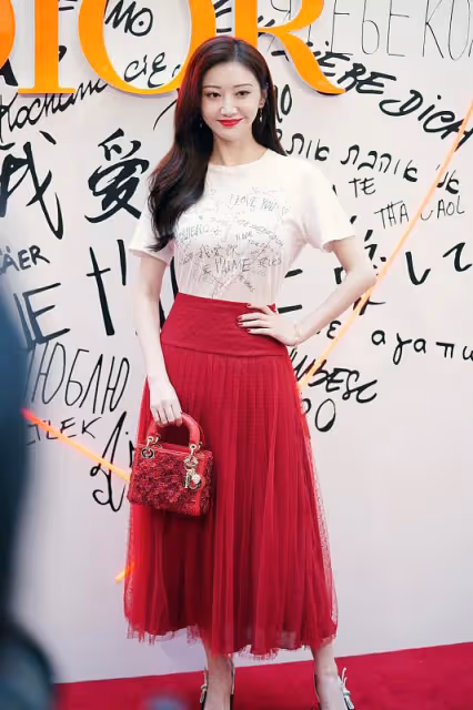 景甜真是"美如花",身穿嫩黃色禮服,荷葉邊設計好顯甜美