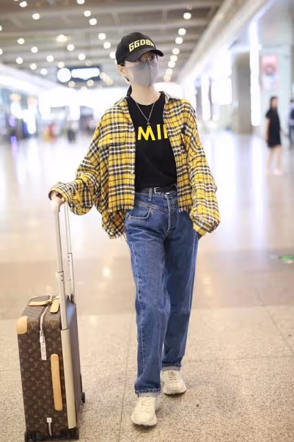景甜真是"美如花",身穿嫩黃色禮服,荷葉邊設計好顯甜美
