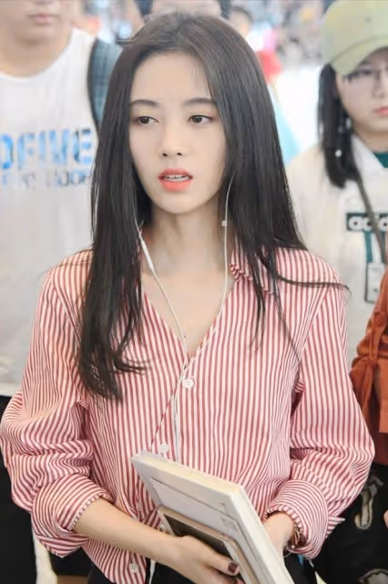 鞠婧禕身材真挺好,身穿紅白條紋襯衫,看起來舒適又時尚