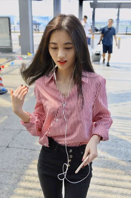 鞠婧禕身材真挺好,身穿紅白條紋襯衫,看起來舒適又時尚