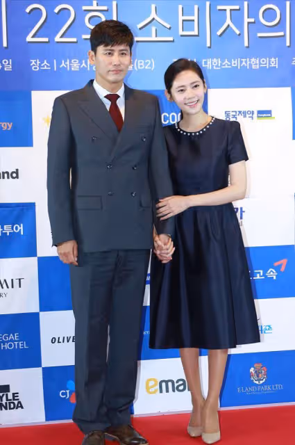秋瓷炫與老公不像同輩人,「嬰兒肌」宛如少女,身穿黑裙也很美