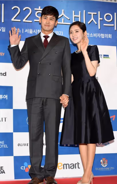 秋瓷炫與老公不像同輩人,「嬰兒肌」宛如少女,身穿黑裙也很美