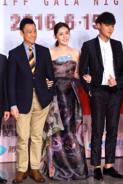 秋瓷炫與老公不像同輩人,「嬰兒肌」宛如少女,身穿黑裙也很美