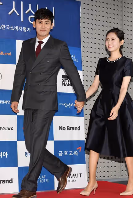 秋瓷炫與老公不像同輩人,「嬰兒肌」宛如少女,身穿黑裙也很美