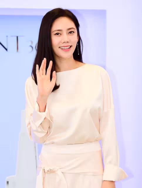秋瓷炫與老公不像同輩人,「嬰兒肌」宛如少女,身穿黑裙也很美