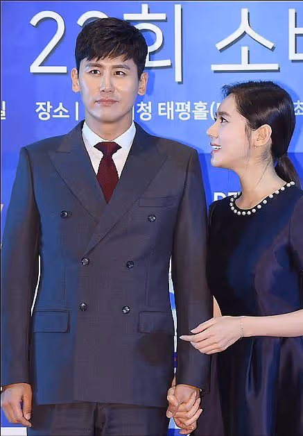 秋瓷炫與老公不像同輩人,「嬰兒肌」宛如少女,身穿黑裙也很美