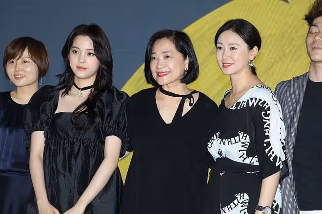 "奶奶輩"的翁虹好有氣質,簡約穿搭也優雅,直接升級"媽媽輩"