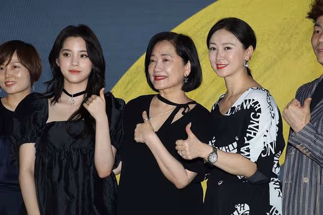 "奶奶輩"的翁虹好有氣質,簡約穿搭也優雅,直接升級"媽媽輩"