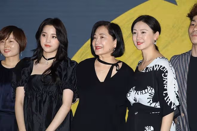 "奶奶輩"的翁虹好有氣質,簡約穿搭也優雅,直接升級"媽媽輩"